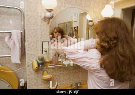 Ala Pugatjova superstar sovietica come cantante nel suo appartamento di Mosca 1988 Foto Stock