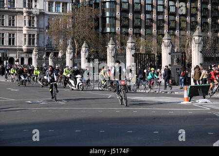 Pendolari ciclisti lasciando il lavoro escursioni in bicicletta nei pressi di Piazza del Parlamento al di fuori della sede del parlamento di Westminster, Londra Inghilterra KATHY DEWITT Foto Stock