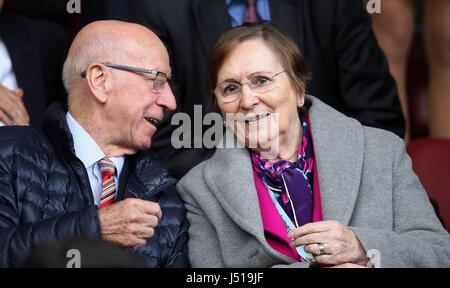 SIR Bobby Charlton moglie LADY BURNLEY V MANCHESTER BURNLEY V MANCHESTER UNITED TURF MOOR BURNLEY INGHILTERRA 30 Agosto 2014 Foto Stock