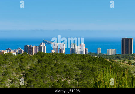 Vista della città di Benidorm. Benidorm è un moderno resort city, una delle più popolari destinazioni di viaggio in Spagna. Costa Blanca, Alicante provincia Foto Stock