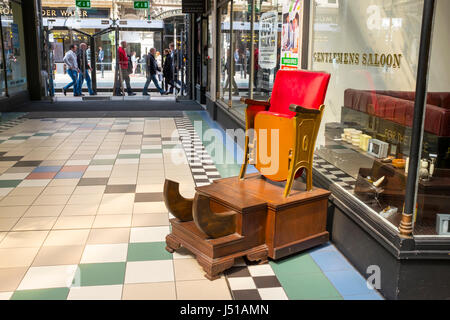Vecchio stile o di lucidatura scarpe gentlemens saloon sedia in Barton Arcade Manchester REGNO UNITO Foto Stock