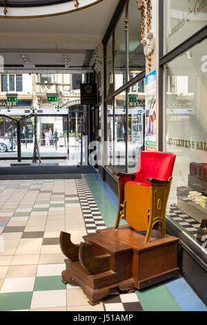 Vecchio stile o di lucidatura scarpe gentlemens saloon sedia in Barton Arcade Manchester REGNO UNITO Foto Stock