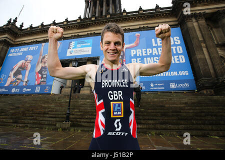 Triatleta Jonny Brownlee pone di fronte al Jonny Brownlee pietra miliare nella città di acquisizione a Leeds Town Hall, precedendo la Columbia Threadneedle World Triathlon Leeds il decimo e undicesimo Giugno 2017.PRESS ASSOCIATION foto. Picture Data: lunedì 15 maggio, 2017. Foto di credito dovrebbe leggere: Barrington Coombs/PA FILO Foto Stock