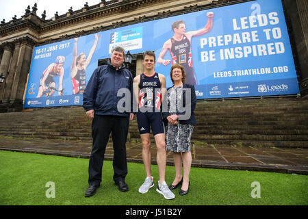 Triatleta Jonny Brownlee pone di fronte al Jonny Brownlee pietra miliare nella città di acquisizione a Leeds Town Hall con Wayne Coyle (direttore della manifestazione) e consigliere di Leeds Judith Blake . Stampa foto di associazione. Picture Data: lunedì 15 maggio, 2017. Foto di credito dovrebbe leggere: Barrington Coombs/PA FILO Foto Stock