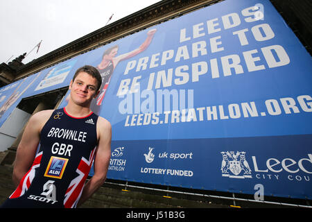 Triatleta Jonny Brownlee pone di fronte al Jonny Brownlee pietra miliare nella città di acquisizione a Leeds Town Hall, precedendo la Columbia Threadneedle World Triathlon Leeds il decimo e undicesimo mese di giugno 2017. Foto Stock