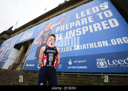 Triatleta Jonny Brownlee pone di fronte al Jonny Brownlee pietra miliare nella città di acquisizione a Leeds Town Hall, precedendo la Columbia Threadneedle World Triathlon Leeds il decimo e undicesimo mese di giugno 2017. Foto Stock