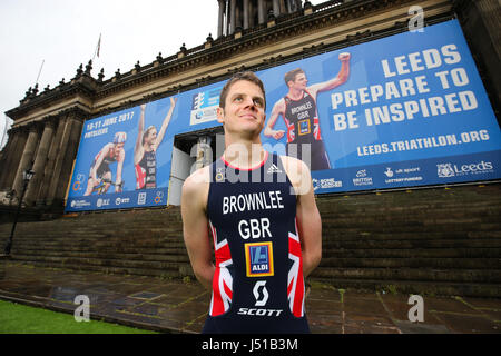 Triatleta Jonny Brownlee pone di fronte al Jonny Brownlee pietra miliare nella città di acquisizione a Leeds Town Hall, precedendo la Columbia Threadneedle World Triathlon Leeds il decimo e undicesimo mese di giugno 2017. Foto Stock