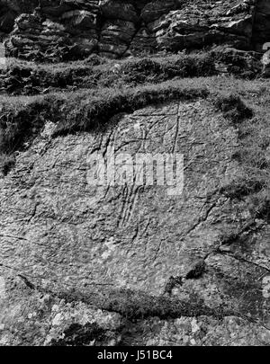 Pictish simbolo cristiano scolpite sulla roccia affacciato sulla Baia di Churchton, Isola di Raasay, off Skye, Scozia. Flabellum (rituale ventola) & pari trasversale braccio. Foto Stock