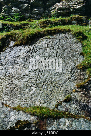 Pictish simbolo cristiano scolpite sulla roccia affacciato sulla Baia di Churchton, Isola di Raasay, off Skye, Scozia. Flabellum (rituale ventola) & pari trasversale braccio. Foto Stock