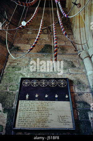 Un georgiano (1811) ringer' rima pensione al di sotto della campana corde con lana colorata sallies nella torre di San Brevita la Chiesa, Lanlivery, Cornwall. Foto Stock