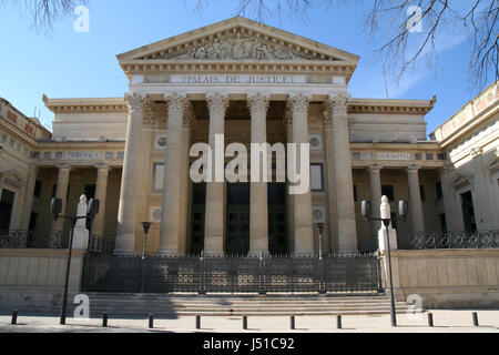 Nimes Francia, Palais de Justice costruito nel classico stile greco. Foto Stock