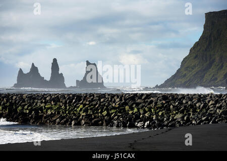 Il basalto di pile di Reynisdrangar, Vik, Vestur-Skaftafellssysla, Islanda Foto Stock