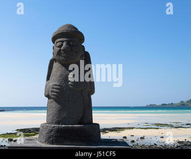 Dol hareubang statua sulla spiaggia di Jeju Island simbolo dell'isola di Jeju Foto Stock