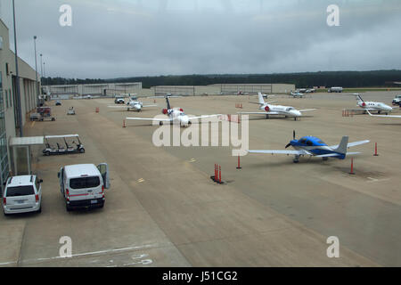 Piani su asfalto in aviazione generale il terminale Raleigh Durham international airport Foto Stock