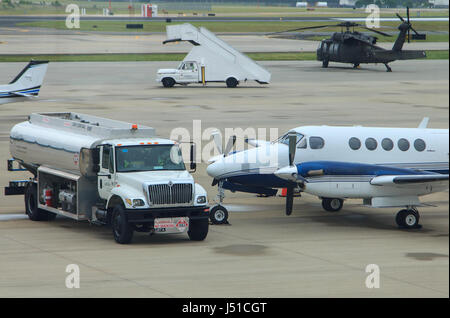 Il carburante di camion e aereo privato su asfalto in aviazione generale il terminale Raleigh Durham international airport Foto Stock