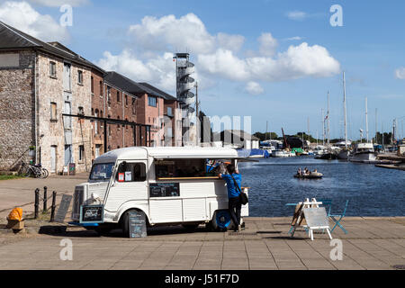 Exeter's Historic Quayside è una delle zone più belle della città, popolare tra la gente del posto e turisti per la sua storia affascinante, intere Foto Stock