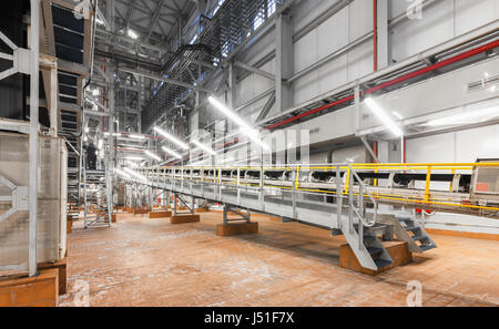 Giant industriali per il trasporto di prodotti chimici e di nitrato di ammonio in un impianto chimico Foto Stock