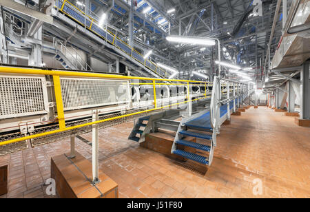 Giant industriali per il trasporto di prodotti chimici e di nitrato di ammonio in un impianto chimico Foto Stock