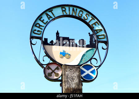 Grande Ringstead, Norfolk, villaggio segno, che mostra i tasti croce di San Pietro, si intraversa croce di Sant'Andrea, England, Regno Unito Foto Stock