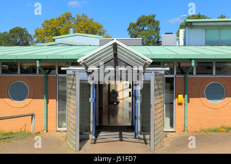 Kings Lynn, Queen Elizabeth Hospital, Arthur Levin giorno Centro chirurgico, Norfolk, Inghilterra REGNO UNITO, inglese negli ospedali, NHS, Segno Foto Stock