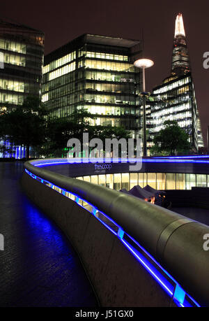 Il convogliatore anfiteatro presso il maggiore sviluppo di Londra con la Shard in background, Londra , Inghilterra, Europa Foto Stock