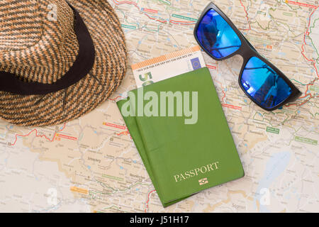 Viaggi Vacanze viaggio piano, vista dall'alto del passaporto, mappa, soldi e occhiali da sole Foto Stock