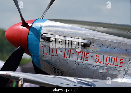 Hangar 11 North American P-51 Mustang ha chiamato Tall in the Saddle all'Abingdon Air & Country Show all'ex RAF Abingdon Foto Stock