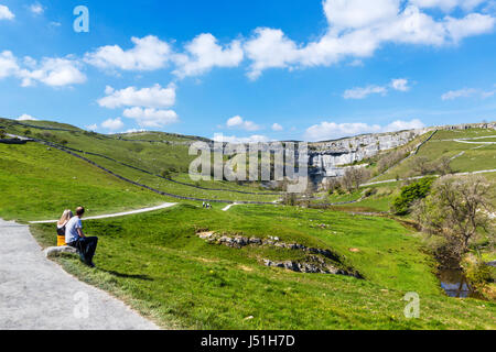 Il sentiero di Malham Cove, Malham, Malhamdale, Yorkshire Dales National Park, North Yorkshire, Inghilterra, Regno Unito. Foto Stock