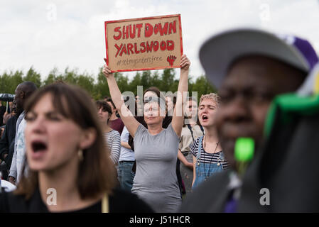 Bedford, Regno Unito. 15 Maggio, 2017. Un manifestante può contenere fino a firmare per chiedere Yarl Legno dell immigrazione Centro di rimozione venga arrestato in corrispondenza di una protesta contro il Regno Unito in materia di immigrazione la politica di detenzione. Centinaia di contestatori dimostravano fuori il Yarl del centro di legno, calci e colpendo le recinzioni perimetrali, e la possibilità di chiamare il centro di spegnimento. Credito: Giacobbe Sacks-Jones/Alamy Live News. Foto Stock