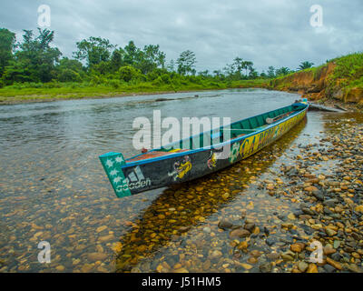 Jungle, Indonesia - 13 Gennaio 2015: barche colorate sulle rive del fiume Mabul Foto Stock