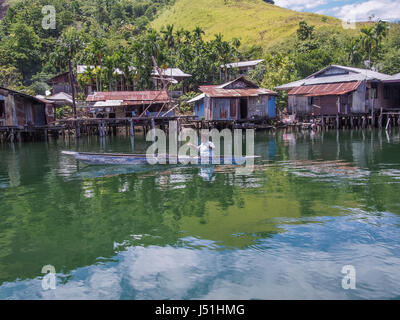 Iquitos, Perù- Maggio 16, 2016: case in legno su palafitte sull'acqua in un piccolo villaggio sul lago Sentani Foto Stock