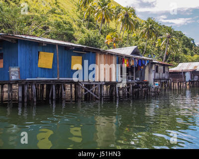 Iquitos, Perù- Maggio 16, 2016: case in legno su palafitte sull'acqua in un piccolo villaggio sul lago Sentani Foto Stock