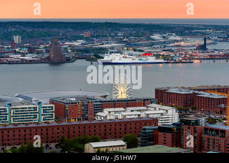 Vista aerea della skyline di Liverpool e Albert Dock. Foto Stock