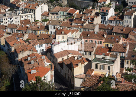Sui tetti della città visto dal di sopra nel quartiere vicino alla cattedrale di Notre Dame de la Garde, Marsiglia, Francia. Foto Stock