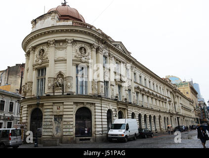Splendidi vecchi edifici nel centro di Bucarest. Foto Stock