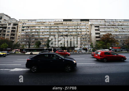 Il traffico su Nicolae Bălcescu avenue in Bucharest city center. Foto Stock