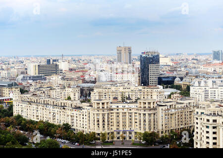 Viste di Bucarest come visto dal tetto del parlamento rumeno edificio. Foto Stock