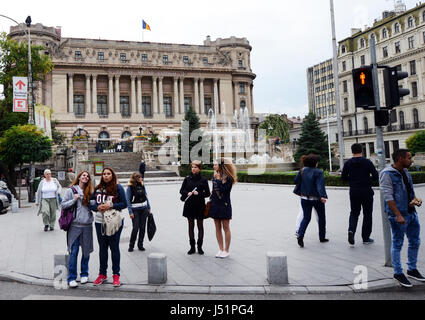 Il Palazzo del militare nazionale di cerchio e la fontana di Sarindar a Bucarest, in Romania. Foto Stock