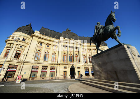 La Biblioteca Centrale Università e la statua del re Carol I di Romania. Foto Stock