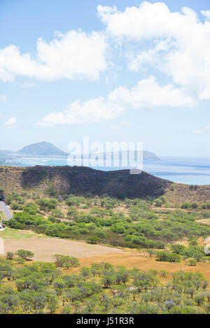 Vista verticale della cresta interna del Diamond Head, con una nube ombra sul crinale. Foto Stock