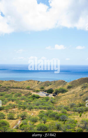 Vista verticale del sud della cresta interna del Diamond Head, con un disco di cloud ombra. Foto Stock