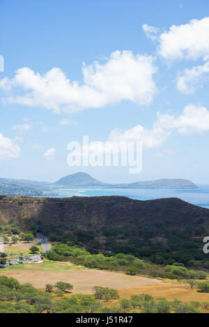 Vista verticale del sud della cresta interna del Diamond Head, con un disco di cloud ombra. Foto Stock