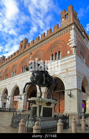 Statua equestre di Ranuccio Farnese e il Palazzo del Comune chiamato anche il Palazzo Gotico in Piazza Cavalli, Piacenza, Emilia Romagna, Italia, Europa. Foto Stock