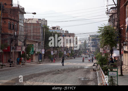 Pulchowk strada libera di traffico il 14 maggio 2017, il giorno della prima delle elezioni locali in venti anni Patan o Lalitpur, Kathmandu in Nepal Foto Stock