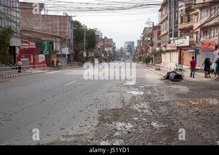 Pulchowk strada libera di traffico il 14 maggio 2017, il giorno della prima delle elezioni locali in venti anni Patan o Lalitpur, Kathmandu in Nepal Foto Stock