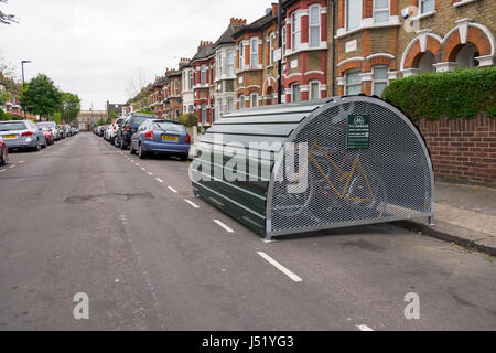 Bikehangar situato su una strada pubblica ciclo sicuro parcheggio in uk urban London street Foto Stock