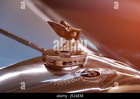 NOVI PETRIVTSI, Ucraina - Aprile 2017: Bentley logo. Veicolo Vintage dettaglio anteriore. Il museo di vecchi veicoli nella residenza dell ex-presidente dell'Ucraina Viktor Yanukovich Foto Stock