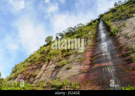 Indonesia campagna ad ovest di Sumatra isola nei pressi di Bukittinggi city resort. Cascata nella valle Harau Foto Stock