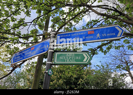 Cartello su Airedale Greenway lungo la strada alzaia di Leeds e Liverpool Canal, Saltaire, Bradford Foto Stock