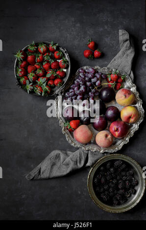 Frutta su un piatto d argento Foto Stock